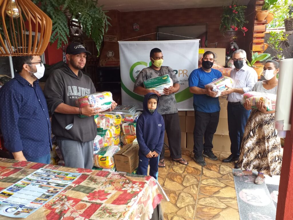 SESCAP-PR entrega cestas com alimentos na Vila Torres