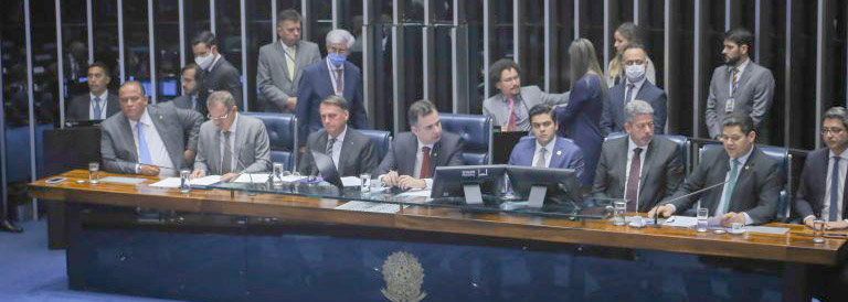 Emenda ampliou Auxílio Brasil e criou auxílio a caminhoneiros; veja outras aprovações na área econômica