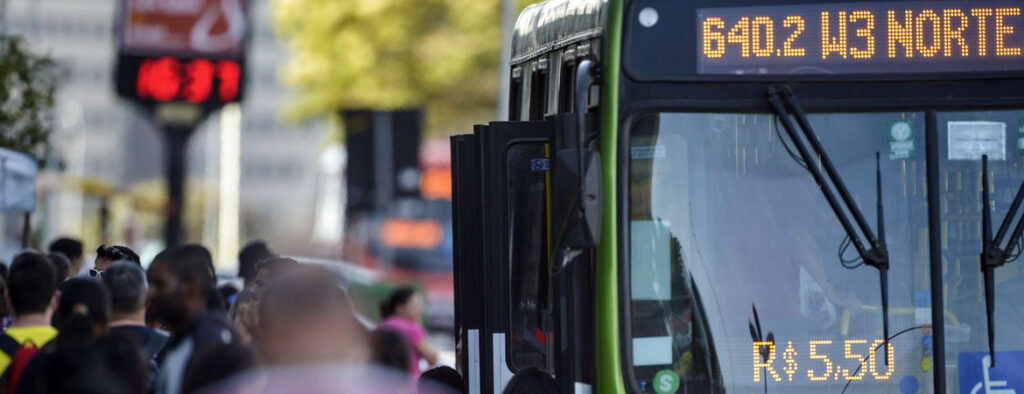INSS estuda aceitar uso de transporte público como prova de vida